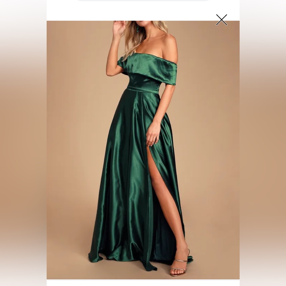 Lulu’s emerald green off the shoulder gown